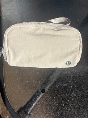 lululemon Everywhere Belt Bag in Soft Beige